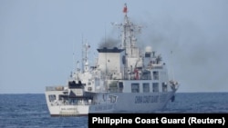 菲律賓海岸警衛隊發佈照片顯示，2023年6月30日一艘中國海警船被指在有爭議的南中國海海域騷擾為菲律賓海軍運送後勤物資的船隻。