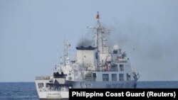 Sebuah kapal Penjaga Pantai China diduga menghalangi kapal Penjaga Pantai Filipina di dekat Beting Thomas Kedua di Laut China Selatan yang disengketakan, (Foto: via Reuters)