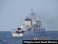 菲律宾海岸警卫队发布照片显示，2023年6月30日一艘中国海警船被指在有争议的南中国海海域骚扰为菲律宾海军运送后勤物资的船只。