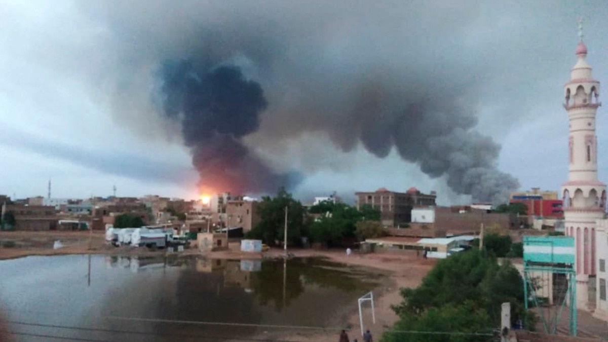 苏丹各派系争夺军火厂控制权时引发大火