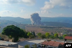 Asap mengepul dari lokasi serangan udara Israel di Zibqin di Lebanon selatan pada 25 Agustus 2024. (Foto: AFP)