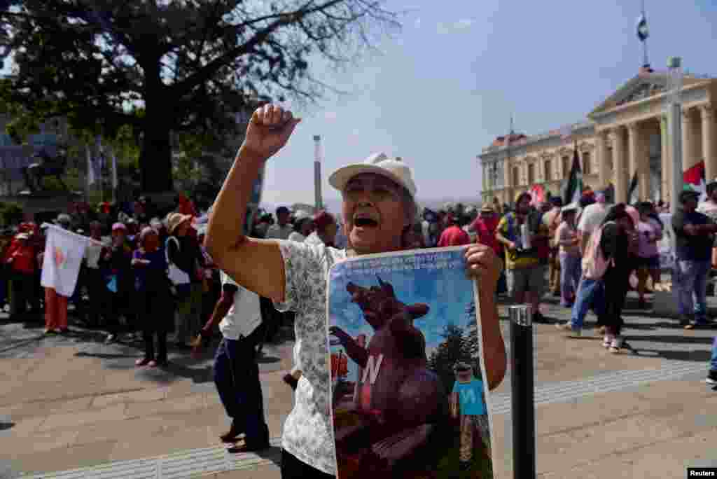 Una mujer participa en la protesta.