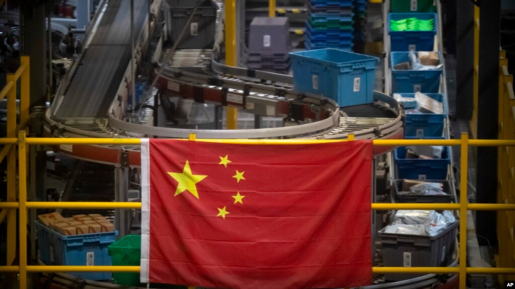 中国国旗悬挂在北京一个网上购物分拣处的货仓。（2020年11月11日）(photo:VOA)