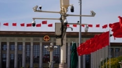 北京人大會堂與天安門廣場路燈柱上安裝的監視器畫面。（2023年10月18日）