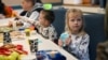 Anak-anak pengungsi Ukraine bersama orang tua mereka sedang mengikuti sesi terapi di sebuah sekolah dekat Budapest, Hungaria, 29 Maret 2023. (Foto: Attila Kisbenedek/AFP)