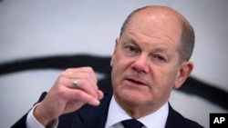 Kanselir Federal Olaf Scholz berbicara pada konferensi pers setelah pertemuan puncak negara bagian di Kanselir Federal di Berlin, 7 November 2023. (Foto: via AP)