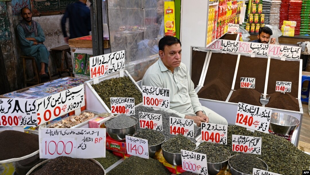 Seorang penjual teh menunggu pelanggan di tokonya di sebuah pasar di Rawalpindi pada 1 Juni 2023. (Foto: AFP/Farooq NAEEM)