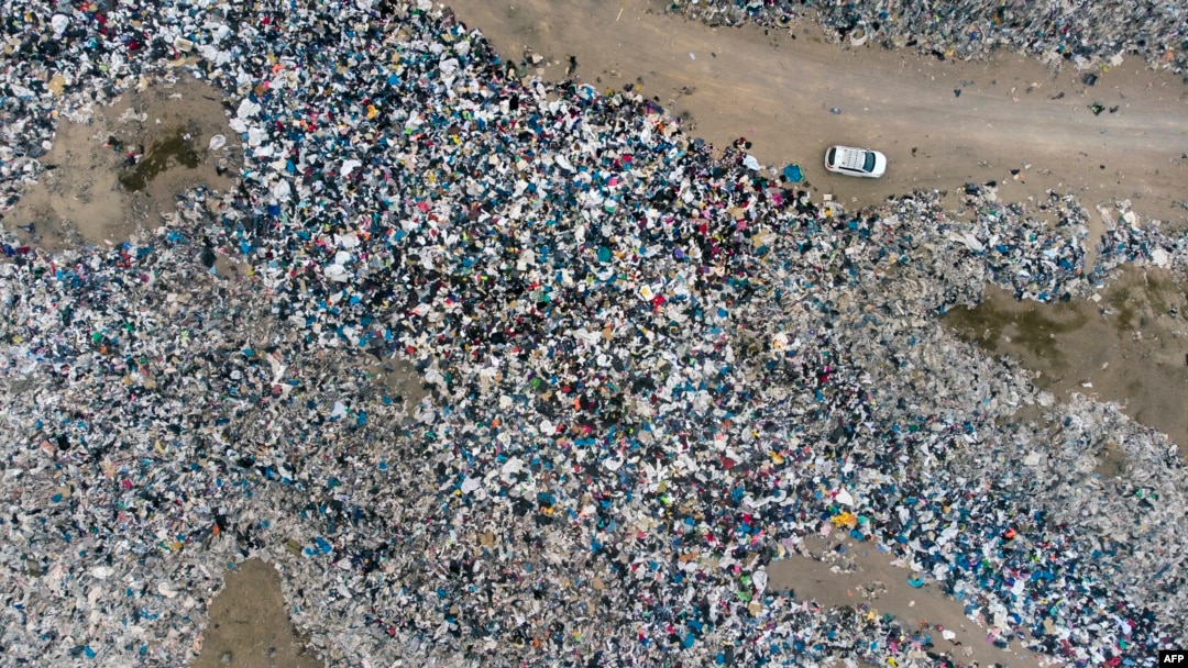 Vista aérea de los millones de prendas desechadas en el desierto de Atacama, uno de los vertederos de ropa que más rápido crece en el mundo.