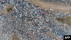 Vista aérea de los millones de prendas desechadas en el desierto de Atacama, uno de los vertederos de ropa que más rápido crece en el mundo.