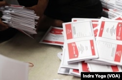 Petugas merapikan surat suara untuk pemilihan Dewan Perwakilan Daerah RI (DPD RI) di Gudang KPU Kota Depok pada Rabu (10/1) di Cibinong, Jawa Barat. (VOA/Indra Yoga)