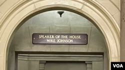 美国众议院议长麦克·约翰逊办公室标牌。（2024年1月9日，美国之音锺辰芳拍摄）