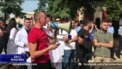 Studentët e mjekësisë protestojnë kundër punësimit të detyrueshëm