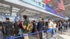 Los viajeros hacen fila en el control de seguridad en el Aeropuerto Internacional O'Hare de Chicago el viernes 30 de agosto de 2024. (Foto AP/Teresa Crawford)