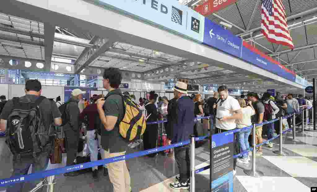 Los viajeros hacen fila en el control de seguridad en el Aeropuerto Internacional O&#39;Hare de Chicago, durante la víspera del Día del Trabajo en Estados Unidos.