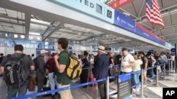 Los viajeros hacen fila en el control de seguridad en el Aeropuerto Internacional O'Hare de Chicago el viernes 30 de agosto de 2024. (Foto AP/Teresa Crawford)