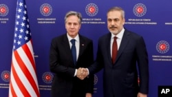 Le secrétaire d'État américaine Antony Blinken (à g.) avec son son homologue turc Hakan Fidan.