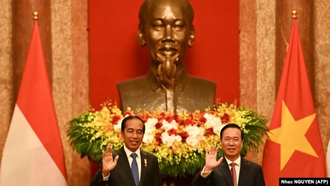 Tổng thống Indonesia Joko Widodo (trái) và Chủ tịch nước Việt Nam tại Hà Nội, ngày 12/1/2024. (Photo: AFP/Nhac NGUYEN)