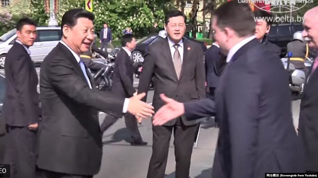 2015年中国国家主席习近平访问白俄罗斯。礼宾司司长秦刚在中间。（网络截图）(photo:VOA)