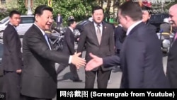 2015年中国国家主席习近平访问白俄罗斯。礼宾司司长秦刚在中间。（网络截图）