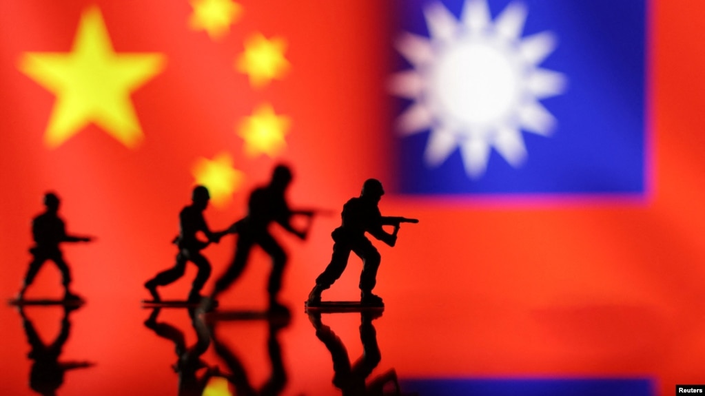 资料照：中国与台湾旗帜和一组士兵的图示