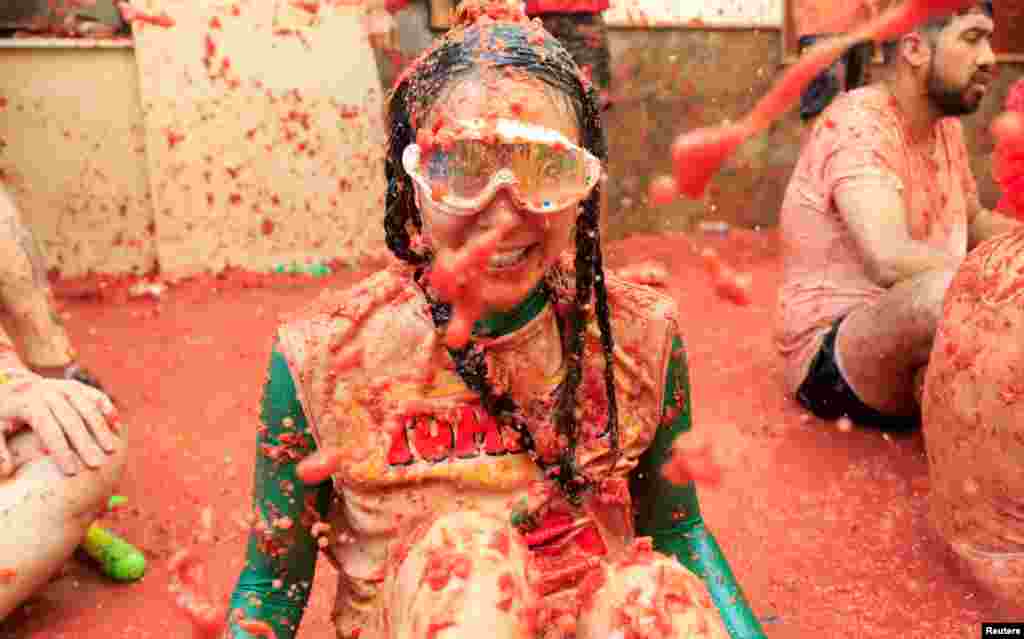 Participante coberta de polpa de tomate durante o festival anual de luta de comida &ldquo;La Tomatina&rdquo; em Bunol, perto de Valência, Espanha, 28 de agosto de 2024.