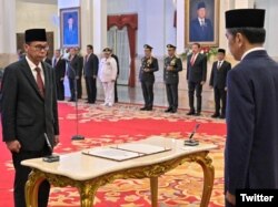 Presiden Joko Widodo menyaksikan pengucapan sumpah jabatan Nawawi Pomolango sebagai Ketua Sementara Komisi Pemberantasan Korupsi (KPK) masa jabatan tahun 2019-2024 di Istana Negara, Senin, 27 November 2023. (Twitter/@jokowi)