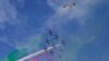 Tim aerobatik AU Italia, Frecce Tricolori (Tricolor Arrows) terbang bersama seekor burung camar di akhir perayaan Hari Republik ke-77 di Roma, 2 Juni 2023. (Foto: AP)