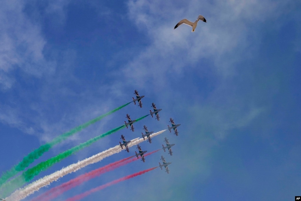 Ż  Frecce Tricolori(Tricolor Arrows)  밡 θ  77° ȭ    ű Բ ϰ ֽϴ. 1946 2 2, Żε 2    ȭ ߽ϴ.