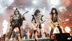 Gene Simmons, kiri, Tommy Thayer dan Paul Stanley dari KISS tampil pada malam terakhir "Kiss Farewell Tour" di Madison Square Garden di New York, Sabtu malam 2 Desember 2023. 