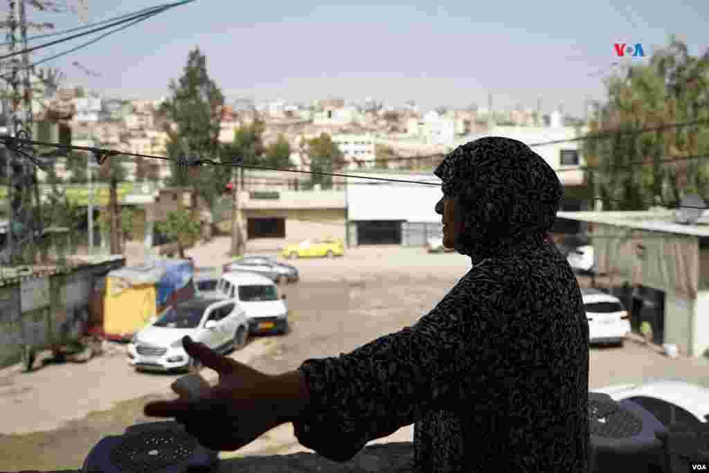 Una mujer de avanzada edad observa desde su balcón el lugar por donde entraron las tropas israelíes al campo de refugiados palestinos de Nur Shams, en Tulkarem, Cisjordania.