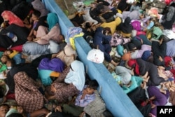 Pengungsi Rohingya yang baru tiba beristirahat di balai nelayan setempat di Lapang Barat, Aceh, 20 November 2023. (Foto: Zikri Maulana/AFP)