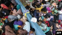 အင်ဒိုနီးရှားပြည်နယ် အာချေးပြည်နယ်ကို လှေနဲ့ဆိုက်ရောက်လာတဲ့ ရိုဟင်ဂျာဒုက္ခသည်များ ကမ်းကပ်ပြီး အနားယူနေကြစဉ် (နိုဝင်ဘာ ၂၀၊ ၂၀၂၃)