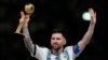 Pesepak bola Argentina Lionel Messi saat menerima penghargaan pemain terbaik di Piala Dunia 2022, setelah pertandingan final antara Argentina melawan Prancis di Lusail, Qatar,pada 18 Desember 2022. (Foto: AP/Martin Meissner)