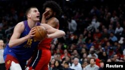 Nikola Jokić u duelu sa košarkašem Vašingtona Marvinom Beglijem trećim (Foto: Reuters/Geoff Burke-USA TODAY Sports)