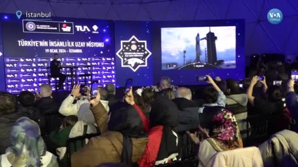İstanbullular Türk astronot Alper Gezeravcı'nın uzay yolculuğunu Taksim Meydanı’nda takip etti