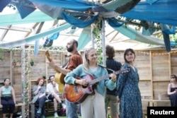 Pementasan "To The Ocean" di The Greenhouse di Canary Wharf, London, Inggris 19 Juni 2023. (REUTERS/Anna Gordon)