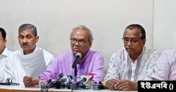 সংবাদ সম্মেলনে বিএনপির সিনিয়র যুগ্ম মহাসচিব রুহুল কবির রিজভী (মাঝে)। (ফাইল ছবি)