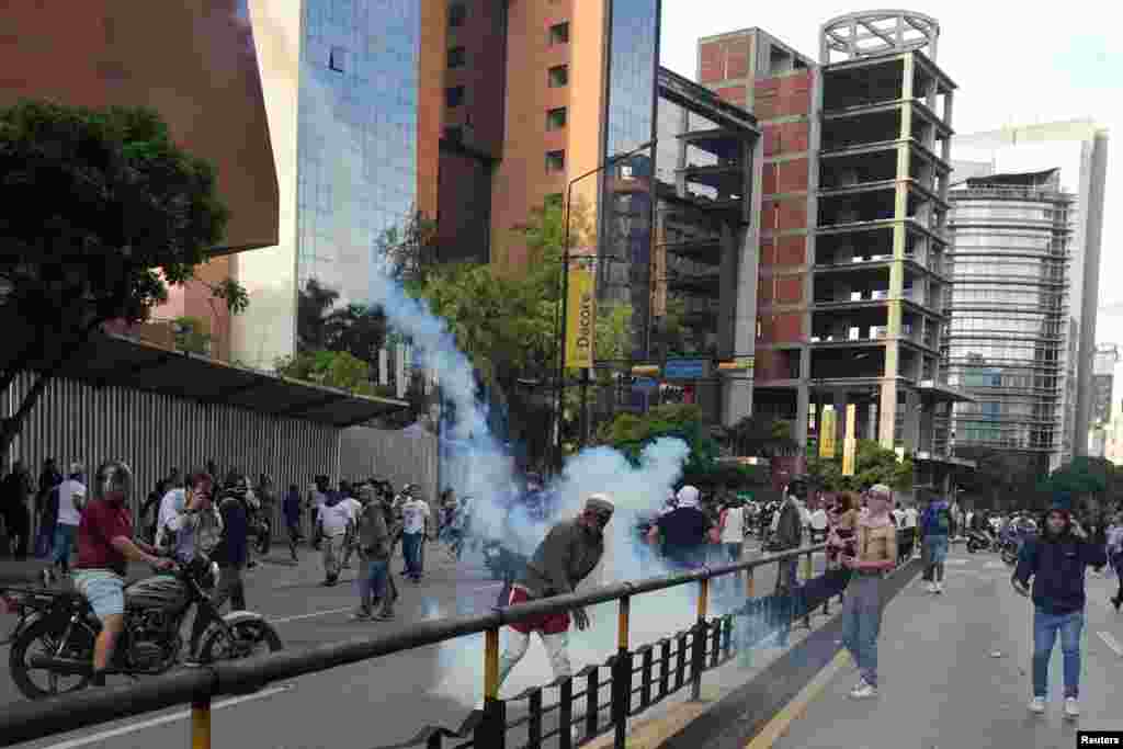 Un manifestante devuelve un bote de gas lacrimógeno en Caracas, el 29 de julio de 2024.