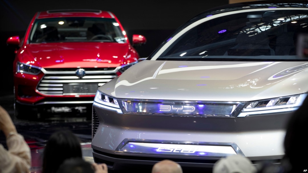 白宫上周指示美国商务部对中国制造的“互联汽车”（connected vehicle）进行国家安全风险调查。美国官员将汽车比作“装了轮子的智能手机”，若不对来自“对手国家”的互联汽车加以限制，美国将面临更多的间谍活动风险。中国政府对其汽车工业进行巨额补贴的同时，还批评美欧对中国车企的调查暴露了自身在电动车行业可能落后的焦虑。分析认为，美国此举是西方国家应对中国汽车全球扩张的一种对策，也是在美中科技交锋中“去风险”行动的一部分。