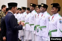 Upacara pengukuhan anggota Paskibraka 2024 oleh Presiden Joko Widodo di Istana Negara, Ibu Kota Nusantara, Kalimantan TImur, 13 Agustus 2024. (Courtesy: Setpres RI)