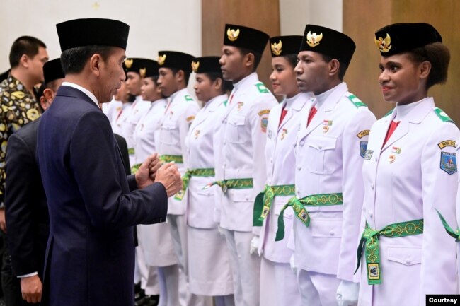 Upacara pengukuhan anggota Paskibraka 2024 oleh Presiden Joko Widodo di Istana Negara, Ibu Kota Nusantara, Kalimantan TImur, 13 Agustus 2024. (Courtesy: Setpres RI)