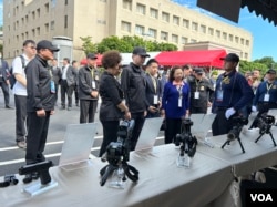 特勤人员向台湾国安局长蔡明彦等人解说反狙击能力。（美国之音特约记者李昕儒拍摄）