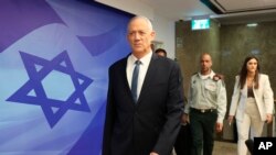 Benny Gantz duke hyrë në mbledhjen e kabinetit qeveritar