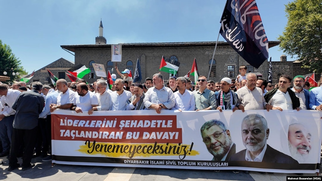 Diyarbakır Ulu Camii önündeki eyleme kadınlı erkekli çok sayıda vatandaş katıldı