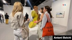 Se espera que miles de personas, llegadas de todo el mundo, pasen a lo largo de la semana por el Centro de Convenciones de Miami Beach, Florida, con motivo de Art Basel.
