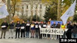 週六（11月25日)，紐約的民運人權團體在市政府公園旁舉行紀念白紙運動一週年活動。（方冰拍攝）