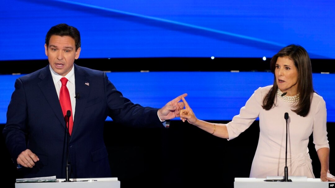 Niki Hejli i Ron Desantis tokom republikanske predsedničke debate u Demojinu u Ajovi, 10. januar, 2024. (Foto: AP/Andrew Harnik)