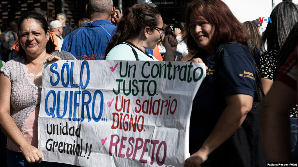 A principios del mes de enero los docentes venezolanos volvieron a salir a las calles para protestar por sus bajos salarios. Durante la manifestación, la VOA les preguntó qué pedían para el Día del Maestro, la mayoría coincidió en que un aumento del salario, aseguran es lo único que necesitan.