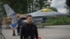 Presiden Ukraina Volodymyr Zelenskyy menjawab pertanyaan wartawan sambil berdiri di depan jet tempur F-16 Angkatan Udara Ukraina di lokasi yang dirahasiakan di Ukraina, 4 Agustus 2024. (Foto: AP)