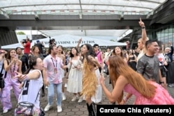 Penggemar Taylor Swift atau Swifties menari di National Stadium saat konser Swift's Eras Tour di Singapura, 2 Maret 2024. (Foto: REUTERS/Caroline Chia)